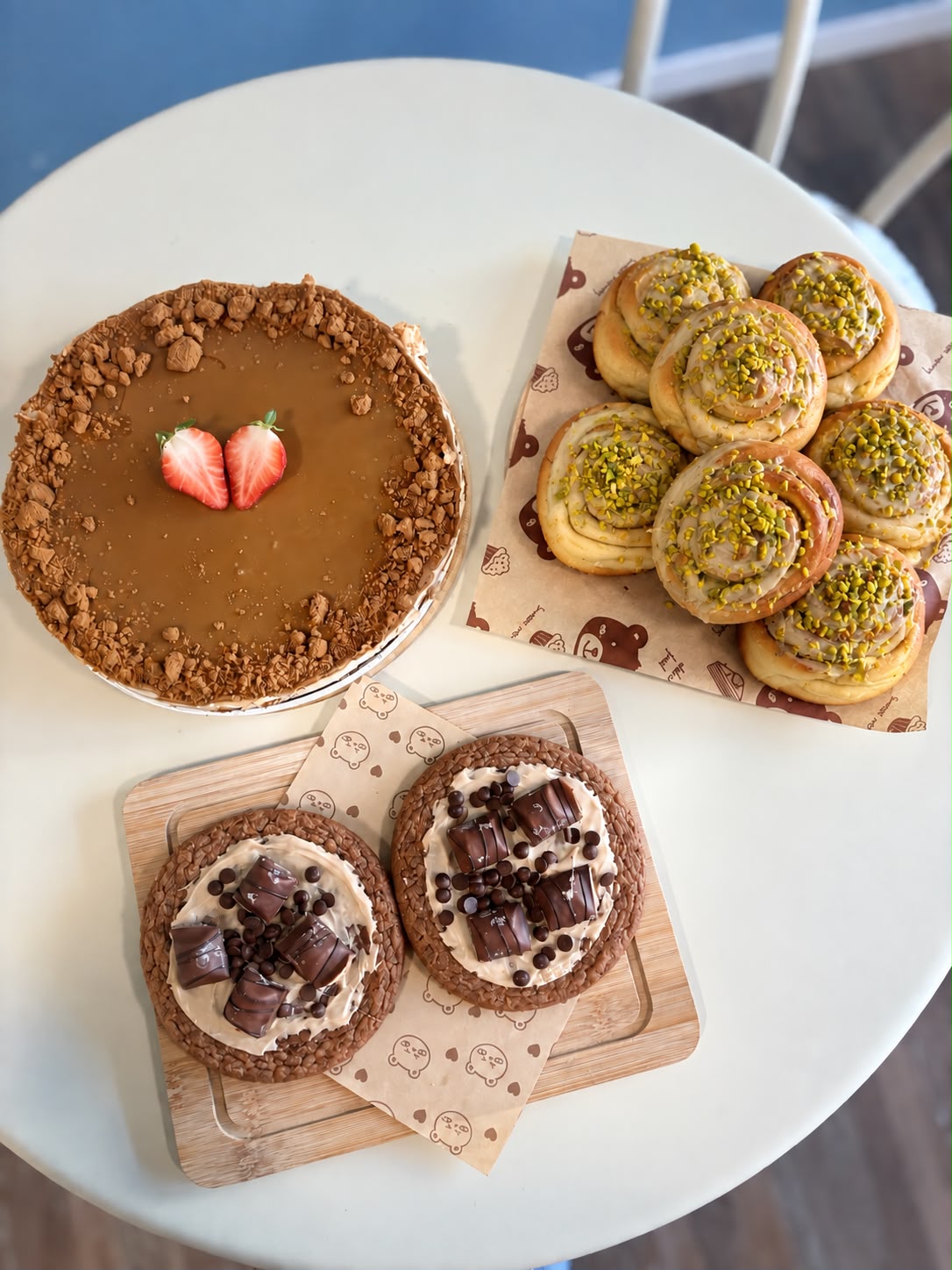 Kuchen, Pistazienschnecken und Cookies aus der Kuchentheke